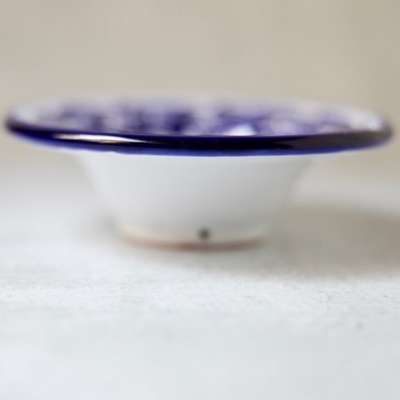 Blue & White Majolica-style Hand Painted Bowl by Hernandez of Puebla Mexico 6" - Picture 5 of 7